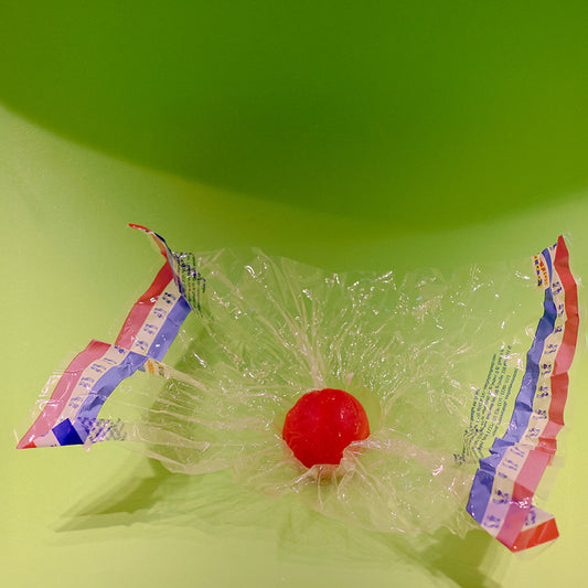 Originalet_akta_Oosterhout_roda_sockerboll_hard_med_vindruvor_smak_de_harde_wijnbal_43gr._fran_Holland_Foodz i förpackning