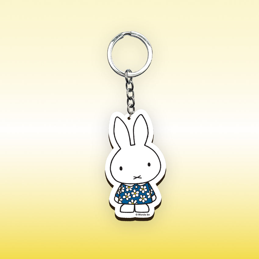 Miffy® nyckelring i laserskuren MDF med motiv av Miffy i mörkblå blommig klänning och metallkedja med nyckelring.