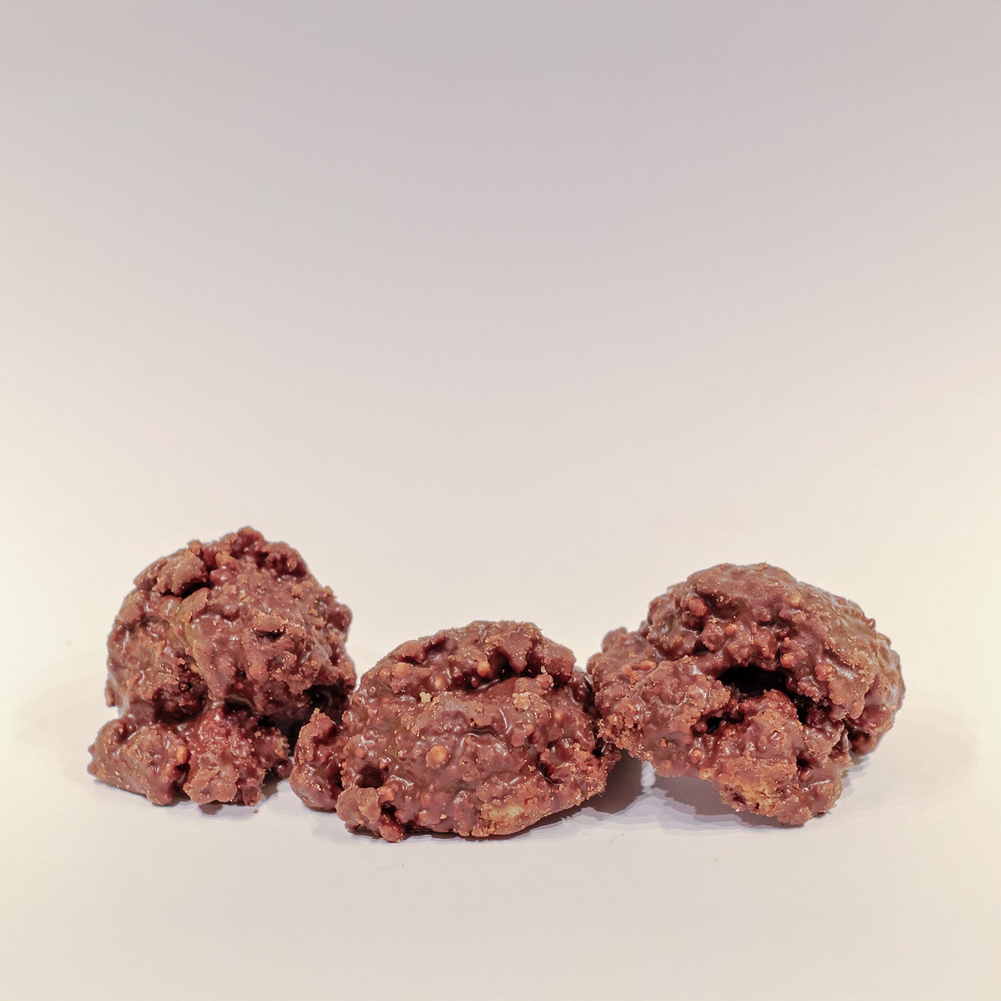 Tre bitar av sirapsvåffla bitar med MÖRKA choklad (Stroopwafelrotsjes PUUR) från Holland.