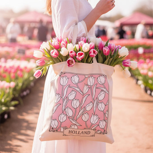 Vacker högkvalitativ bomullsväska med ett rosa och vitt tulpanmönster i screentryck och en stor bukett tulpaner inuti.