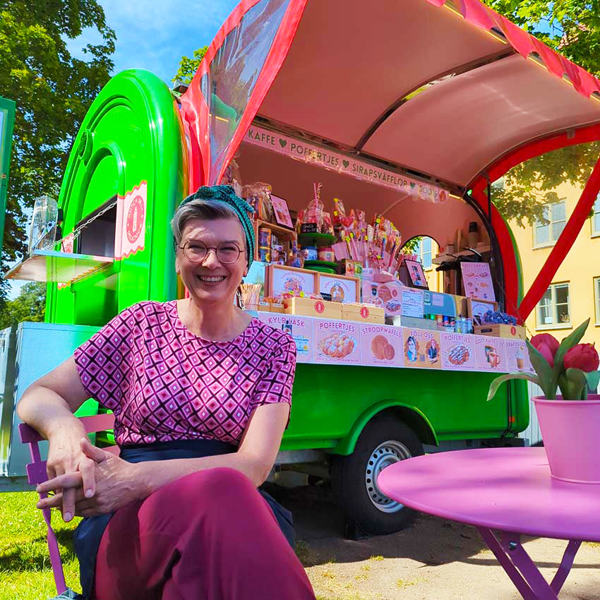 Alexandra sittande framför foodtrucken Fika från Holland under sommaren i Hjo.