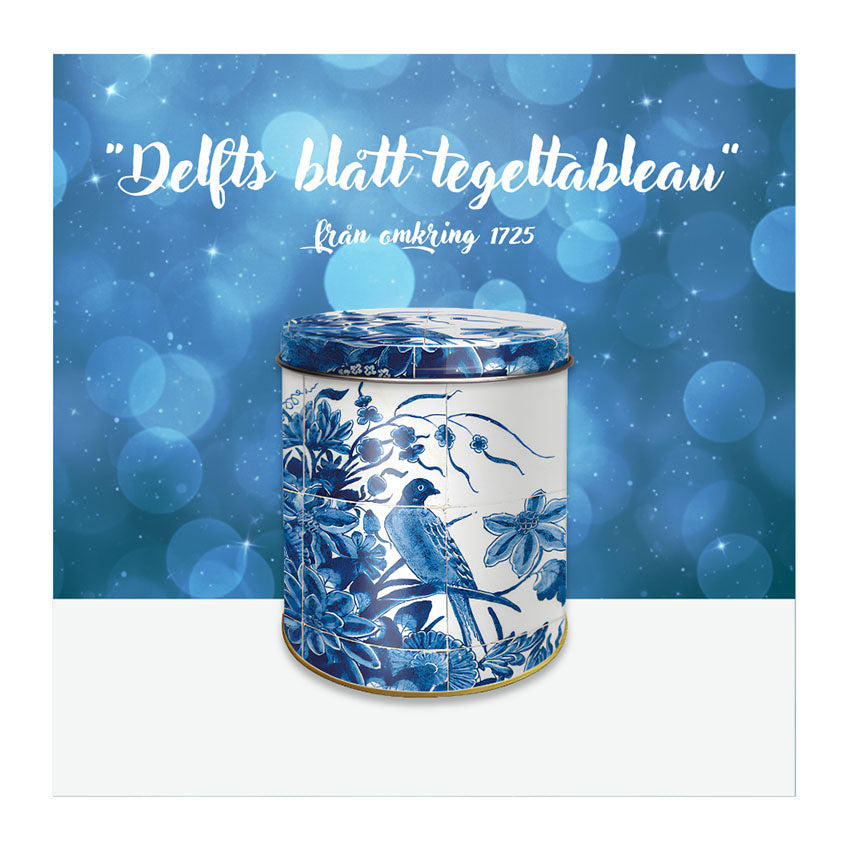 Delfts Blauw stroopwafelburk med blåvita kakelmotiv av blommor, fåglar och dekorativa detaljer, inspirerad av ett historiskt holländskt tegeltableau från ca 1725.