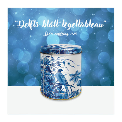 Delfts Blauw stroopwafelburk med blåvita kakelmotiv av blommor, fåglar och dekorativa detaljer, inspirerad av ett historiskt holländskt tegeltableau från ca 1725.