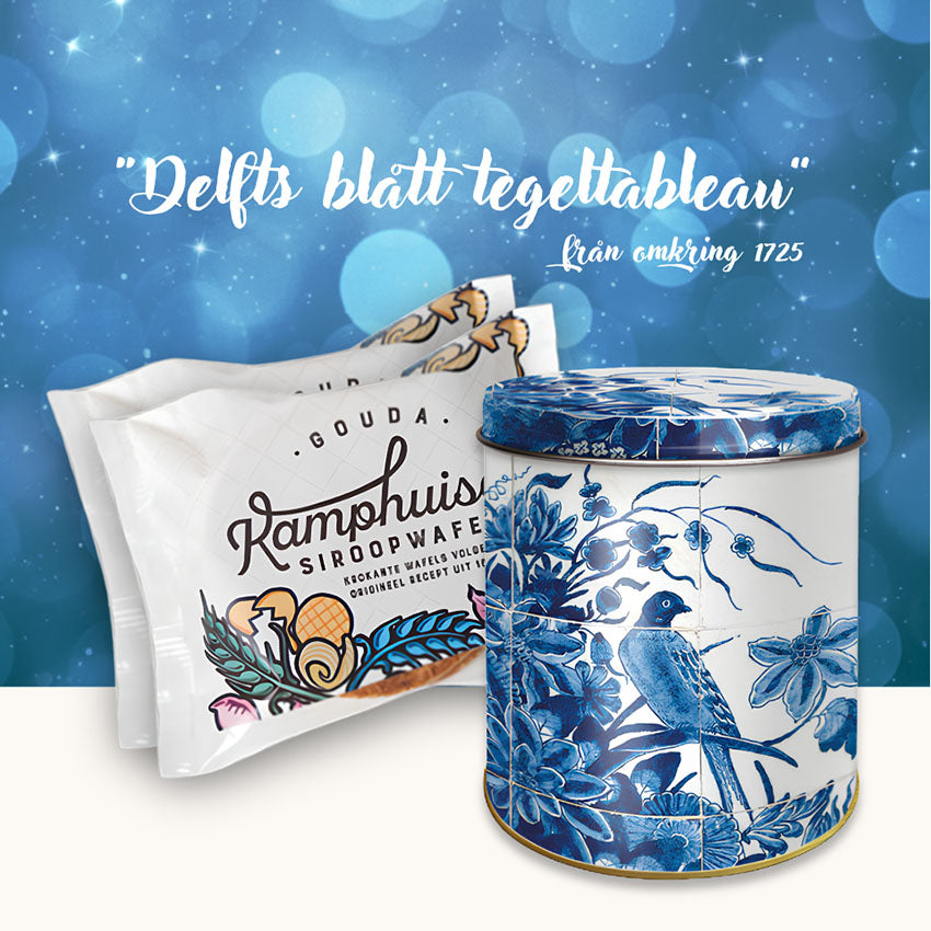 Delfts Blauw stroopwafel-/förvaringsburk med klassiskt blåvitt tegeltableau med blommor och fåglar samt två paket Kamphuisen sirapsvåfflor från Nederländerna.
