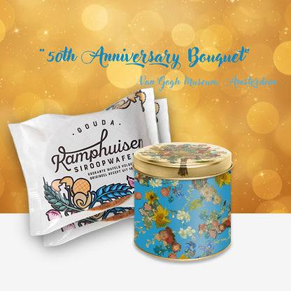 Van Gogh Vincent's Flowers jubileumsburk i guldmetallic med ljusblått blomstermotiv och två paket Kamphuisen sirapsvåfflor från Nederländerna.