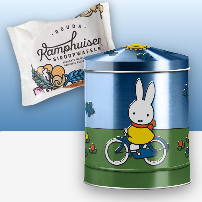 Miffy® musikspelande stroopwafel-/förvaringsburk i metallicblå design med Miffy på cykel i holländskt landskap och Kamphuisen siroopwafels. Burken spelar melodin Tulpen uit Amsterdam.