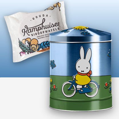 Miffy® musikspelande stroopwafel-/förvaringsburk i metallicblå design med Miffy på cykel i holländskt landskap och Kamphuisen siroopwafels. Burken spelar melodin Tulpen uit Amsterdam.