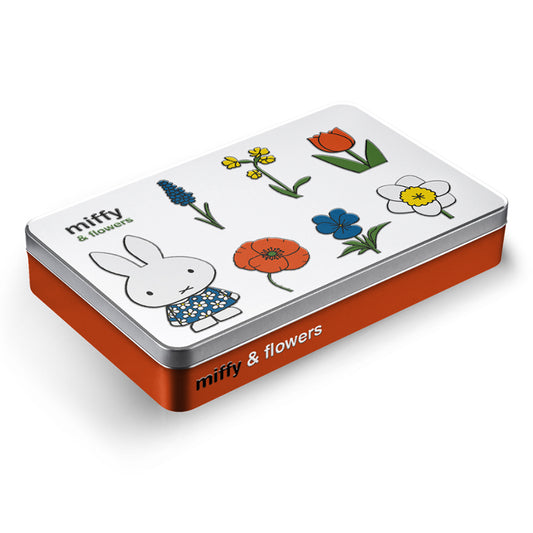 Miffy® färgpennsburk i metallic orange med reliefmotiv av Miffy i blommig klänning tillsammans med färgglada blommor och orange tulpan på vitt lock.