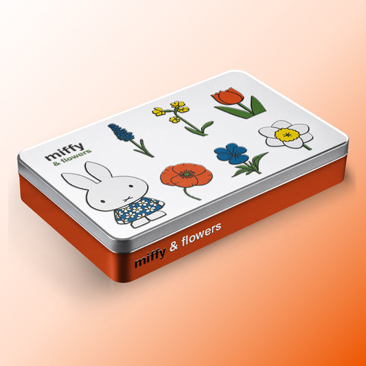 Miffy® färgpennsburk i metallic orange med reliefmotiv av Miffy i blommig klänning tillsammans med färgglada blommor och orange tulpan på vitt lock.