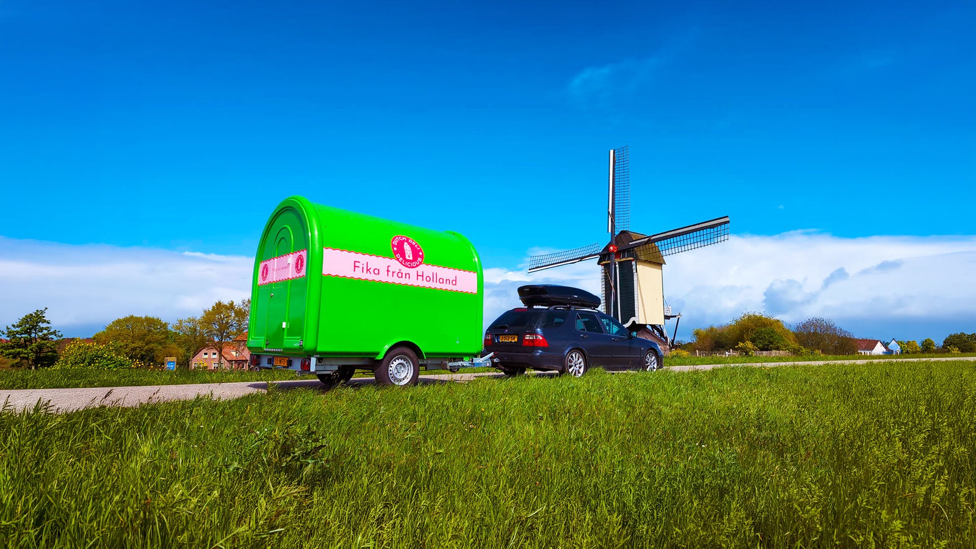 Rolf kör med Saaben och Fika från Holland foodtruck på vallen vid Appeltern längs kvarnen.