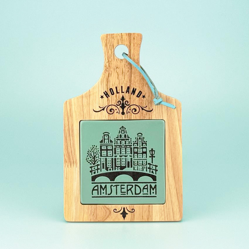 Ost Bricka trä serien "Camp" med pastellgrön keramikkakel texten "Amsterdam" från Matix Souvenir Holland