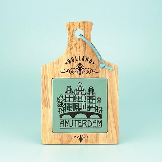 Ost Bricka trä serien "Camp" med pastellgrön keramikkakel texten "Amsterdam" från Matix Souvenir Holland