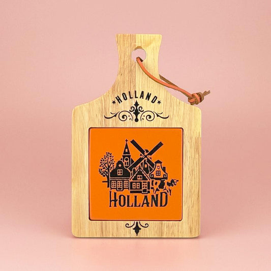 Ostbricka i trä serien "Camp" med orangefärgade keramikkakel texten "Holland" från Matix Souvenir Holland