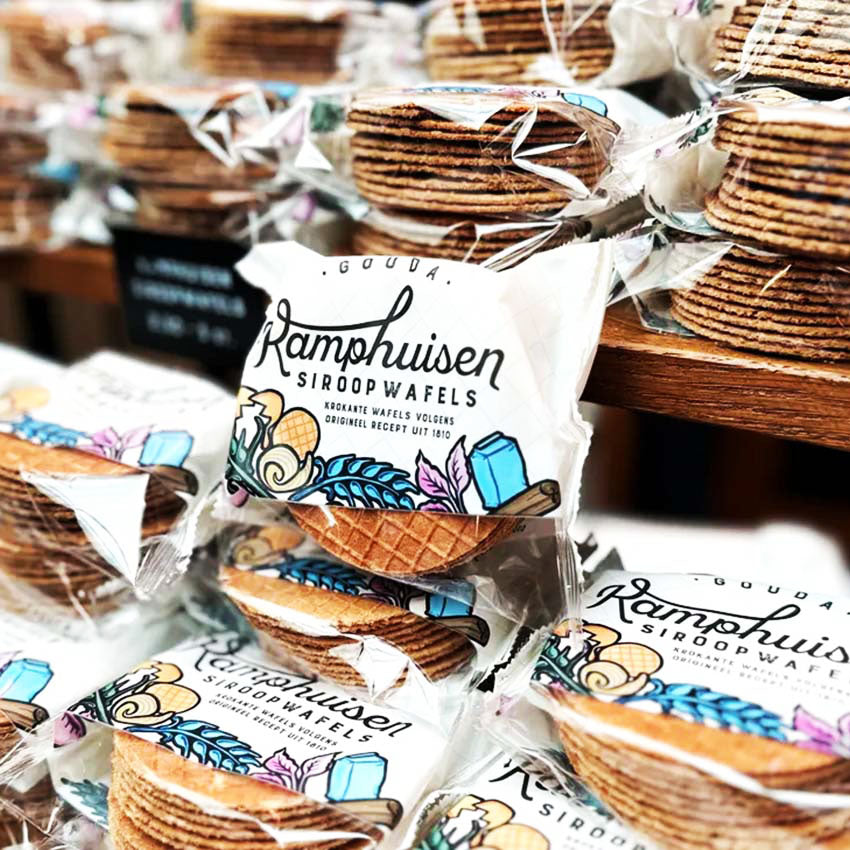 Hela hyllan med Kamphuisen-sirapsvåfflor. Förpackningar med 5 stycken.
