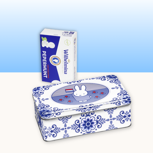 Miffy® liten godisburk i Souvenir Blue-design tillsammans med en ask Wilhelmina pepparmynt 100 g i exklusivt holländskt gåvoset.