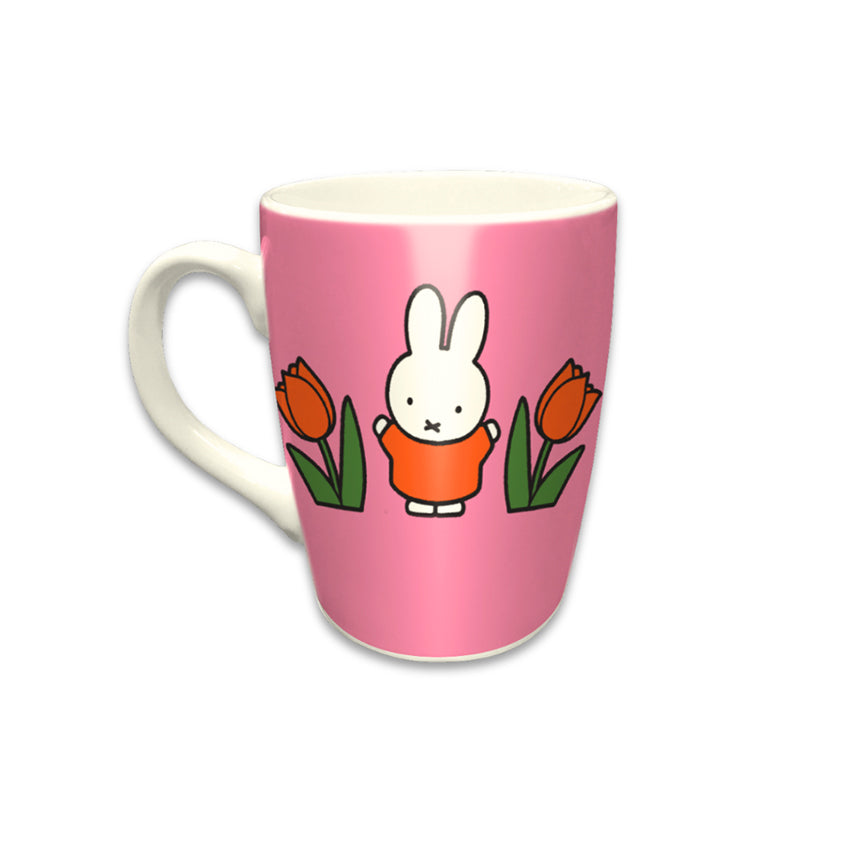 Miffy® Relax mugg i offwhite keramik med mörkrosa bakgrund, orange tulpaner och Miffy-motiv på båda sidor av muggen.