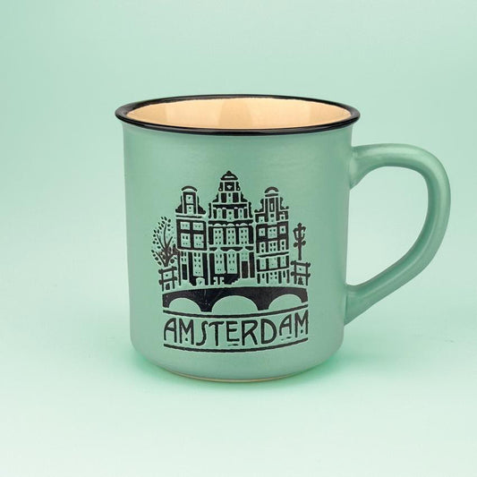 Mugg serien "Camp" pastellgrön keramik med text "Amsterdam" från Matix Souvenir Holland