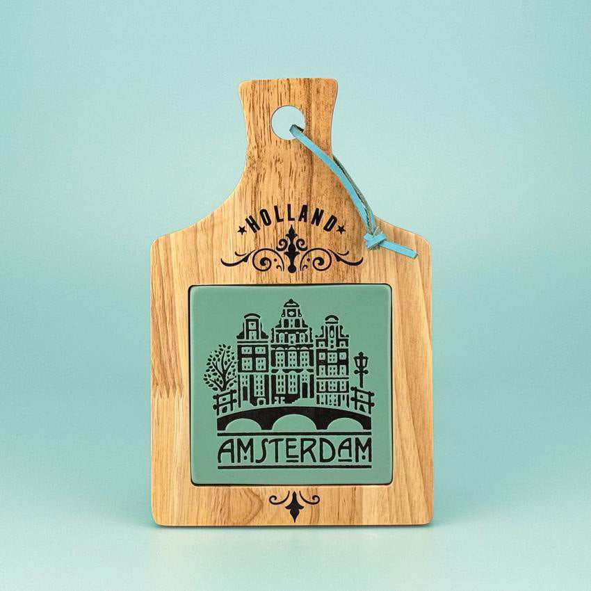 Ost Bricka trä serien "Camp" med pastellgrön keramikkakel texten "Amsterdam" från Matix Souvenir Holland