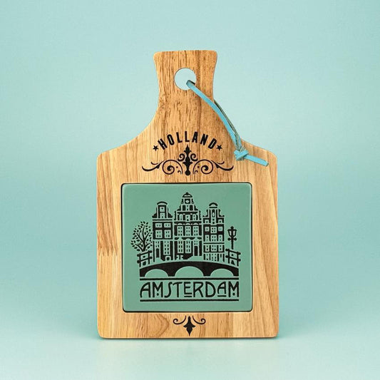 Ost Bricka trä serien "Camp" med pastellgrön keramikkakel texten "Amsterdam" från Matix Souvenir Holland