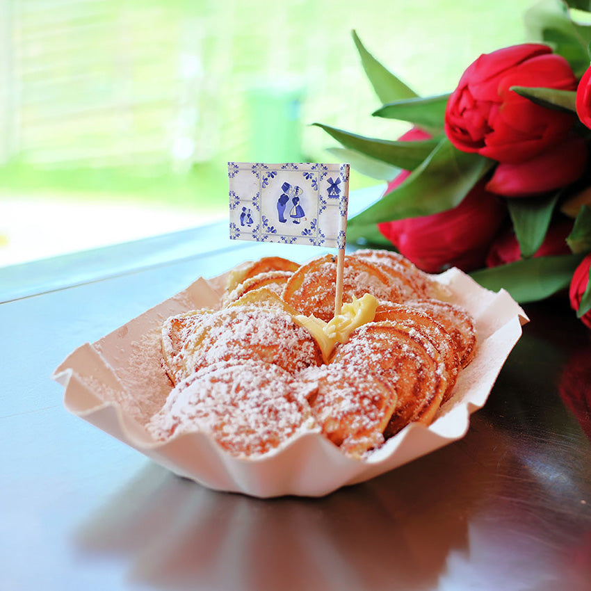 en läcker portion poffertjes med smör och florsocker