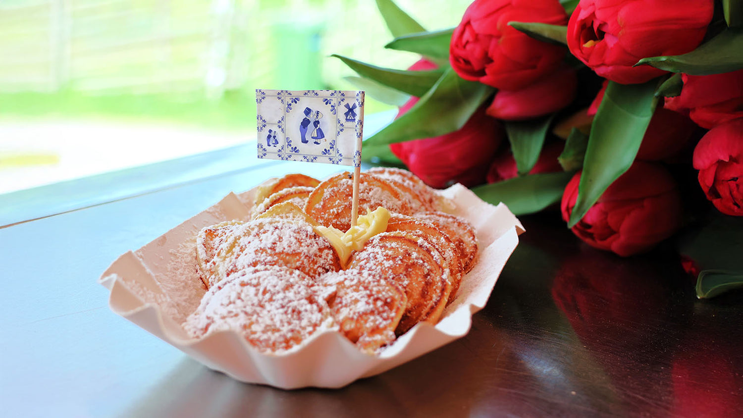 en portion xl poffertjes med smör och florsocker från Fika fran Holland