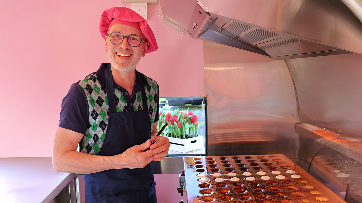 Rolf_bakar_Poffertjes_i_foodtrailer_FikafranHolland_pa_traditionell_kopparplåta