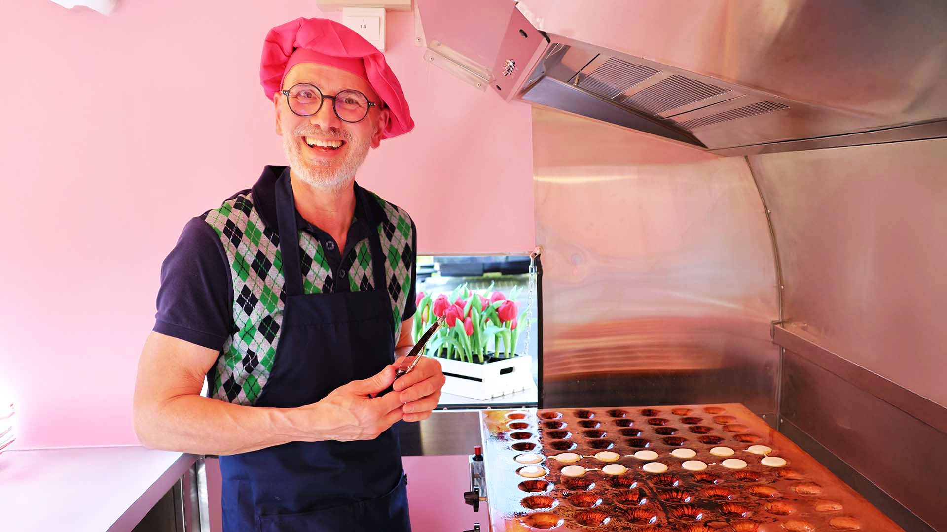 Rolf bakar poffertjes på en kopparplatta i foodtrucken Fika från Holland.