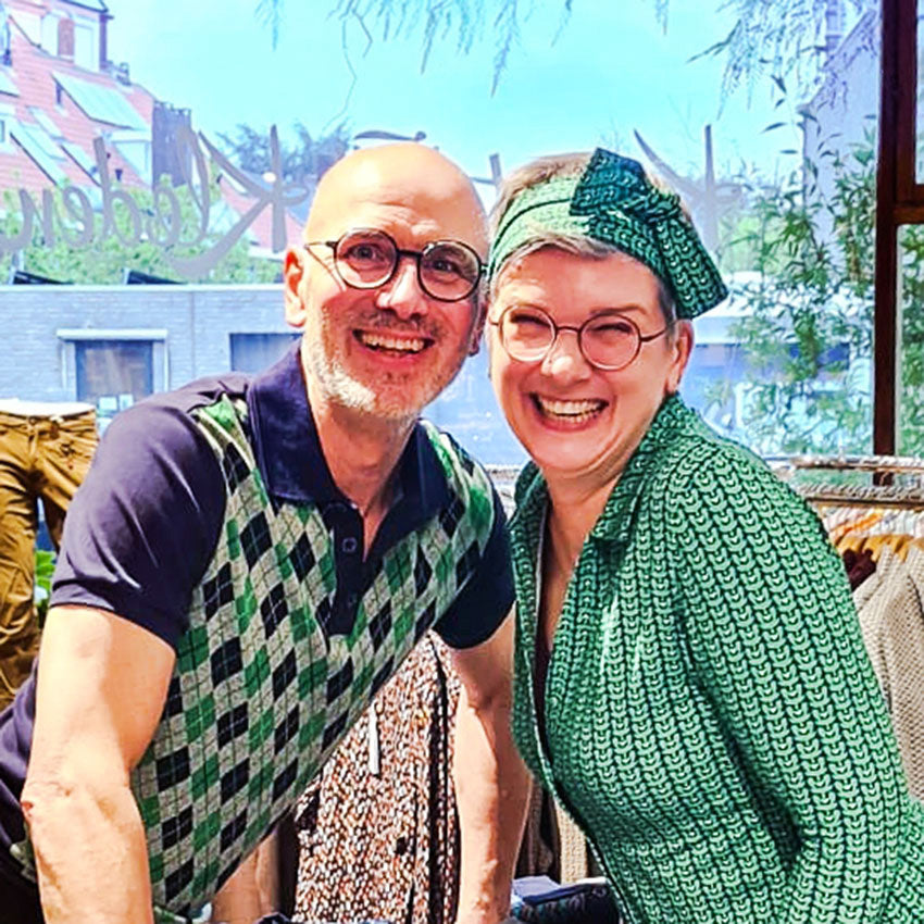 Rolf och Alexandra tillsammans när de provar retrokleding i Eindhoven.