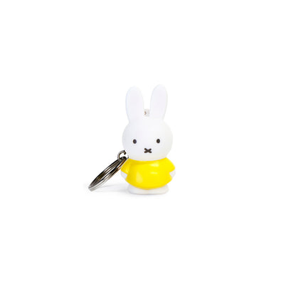 Miffy® 3D-nyckelring i matt vit plast med Miffy i gult och metallkedja med nyckelring.