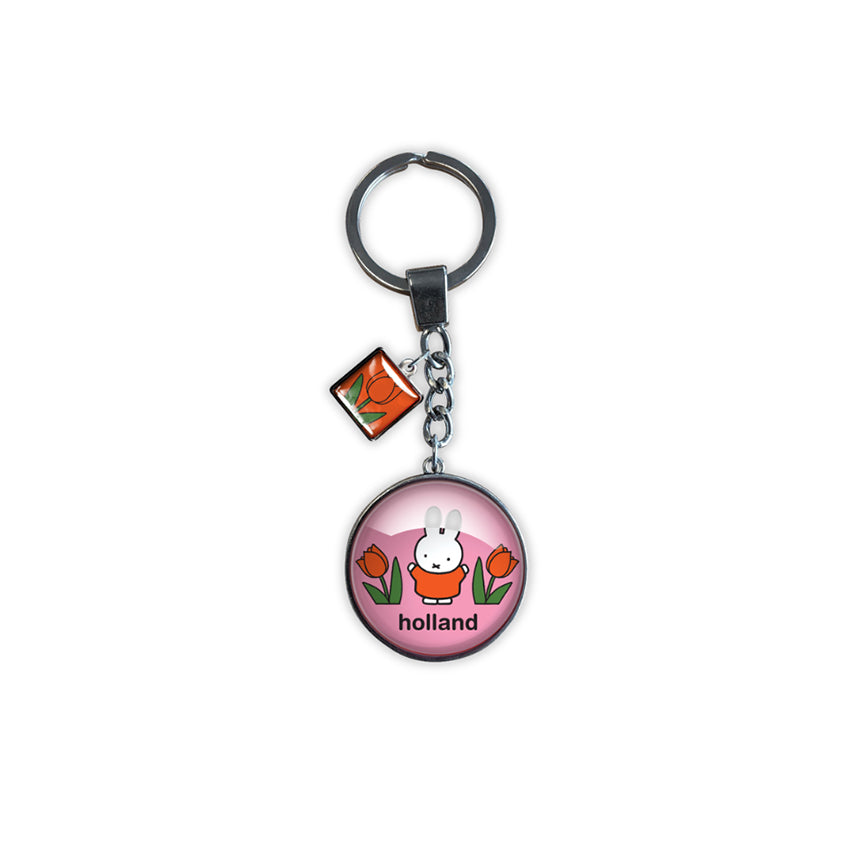 Miffy® glasnyckelring med rosa bakgrund, orange-röda tulpaner, välvt glas och liten tulpancharm i silverfärgad metallram.