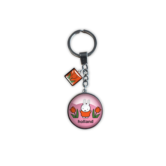 Miffy® glasnyckelring med rosa bakgrund, orange-röda tulpaner, välvt glas och liten tulpancharm i silverfärgad metallram.