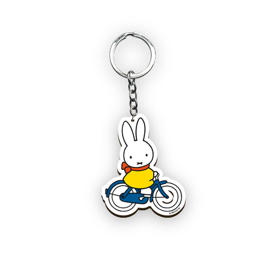 Miffy® nyckelring i laserskuren MDF med motiv av Miffy på cykel och metallkedja med nyckelring.