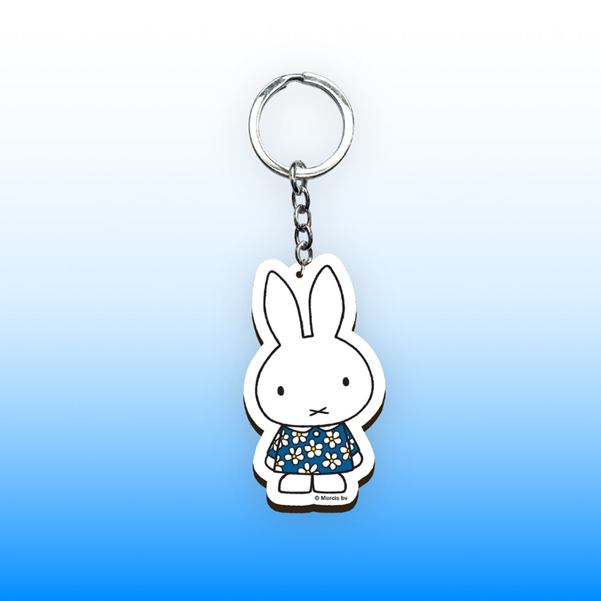 Miffy® nyckelring i laserskuren MDF med motiv av Miffy i mörkblå blommig klänning och metallkedja med nyckelring.