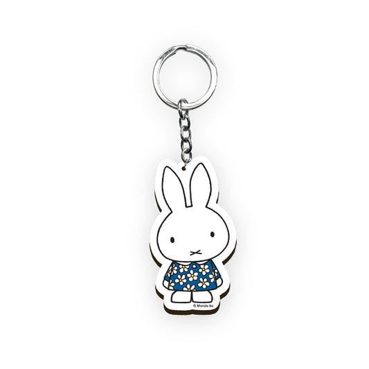 Miffy® nyckelring i laserskuren MDF med motiv av Miffy i mörkblå blommig klänning och metallkedja med nyckelring.