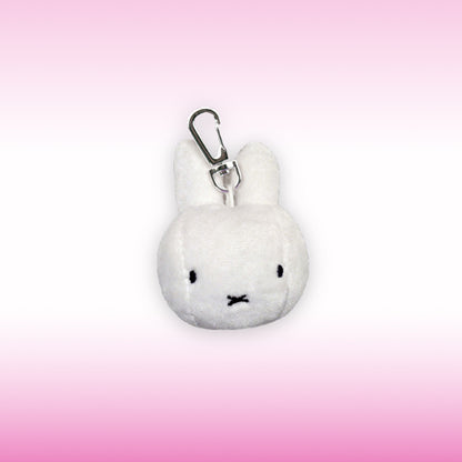 Miffy® plüschnyckelring med mjukt vitt Miffy-huvud i polyesterplysch och metallkedja med nyckelring.