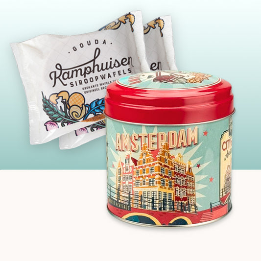 Amsterdam-burk i rött och turkos med två paket Kamphuisen sirapsvåfflor, ett exklusivt holländskt gåvoset inspirerat av Amsterdams kanalhus och klassiska nederländska delikatesser.