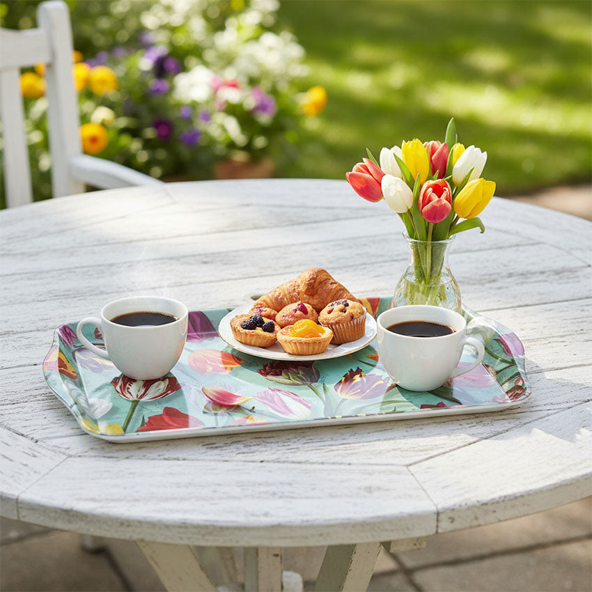 Fika på en bricka av melamin serien "Pretty Tulips" tulpaner/grön från Matix Souvenir Holland