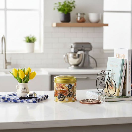 stroopwafelblik med tema bakfiets i retrostil på ett köksbord