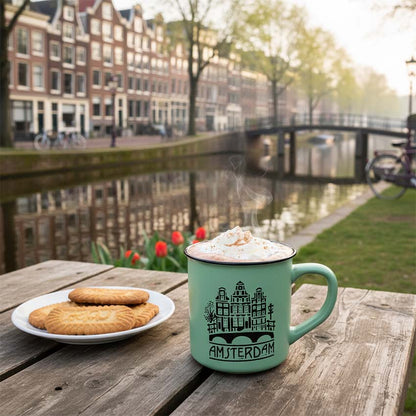 Mugg serien "Camp" pastellgrön keramik med text "Amsterdam" från Matix Souvenir Holland