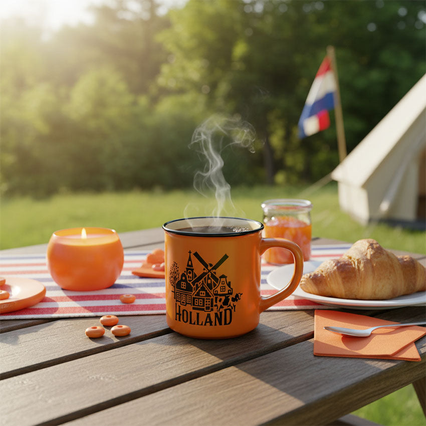 Mugg serien "Camp" orangefärgade keramik med text "Holland" från Matix Souvenir Holland på en camping side