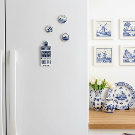 Magnet polyprint med tema "Wooden shoes Holland" (Träskor) i Delfts Blauw från Matix Souvenir Holland på kylskåpet