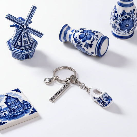 Delfts Blauw träsko med strassten och charm med texten Holland på bordet