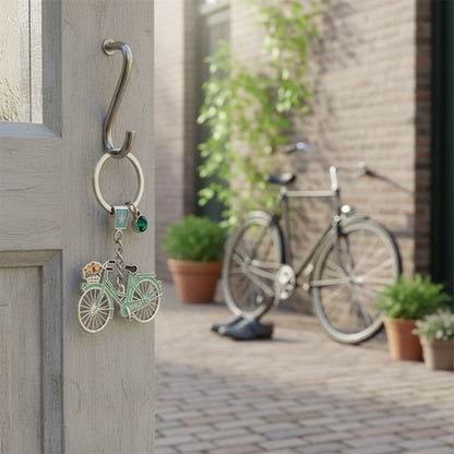 Nyckelring med strassten och pastellgrön cykel med text Holland och cykelkorg med tulpaner från Matix Souvenir Holland hängt på dörren