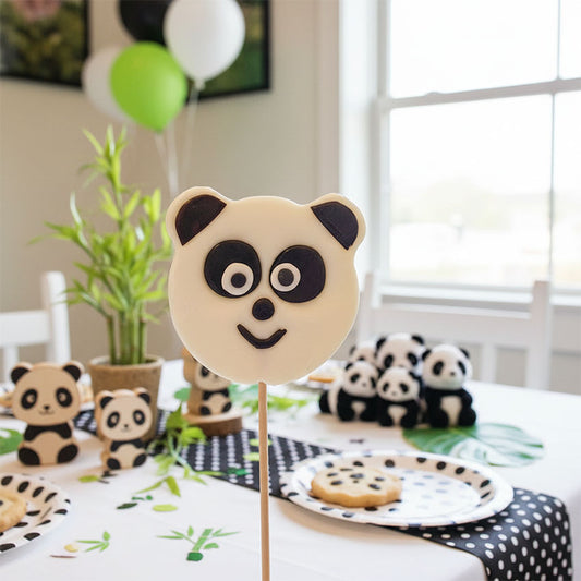 Den stora Pandaklubba med jordgubbssmak (Grote Pandalolly) 100gr. enligt originalrecept från Holland Foodz Oosterhout. Perfekt för barnkalaset.