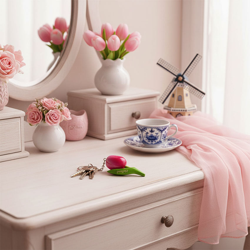 Nyckelring med mörkrosa tulpan av trä från Matix Souvenir Holland