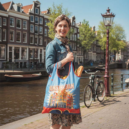 Snygg hopfällbar nylonväska med motiv av Amsterdams kanalhus, hållen av en kvinna i Amsterdam.