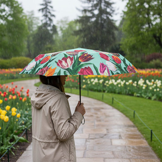 Paraply serien "Pretty Tulips" tulpaner/grön från Matix Souvenir Holland hållen av en kvinna under ett besök på Keukenhof