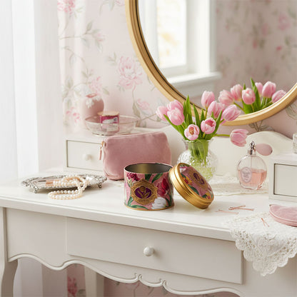 Hollandsk burk som passar för sirapsvåfflor eller smycken i serien "Pretty Tulips" tulpaner/rosa och präglad logo från Matix Souvenir Holland