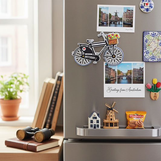 Magnet mdf svart cykel med texten Amsterdam har roterande hjul och en bukett tulpaner i korg från Matix Souvenir Holland på kylskåpet