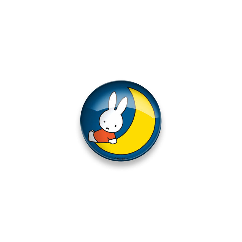 Miffy® XL glasmagnet med välvd glasyta och motiv av Miffy sittande på en kvartsmåne med glansig djup effekt.